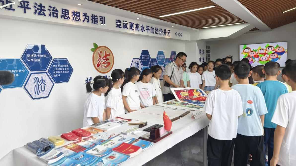 “法治伴成长”乐山市2025年青年普法志愿者法治文化基层行活动走进中小学 “法治伴成长”乐山市2025年青年普法志愿者法治文化基层行活动走进中小学
